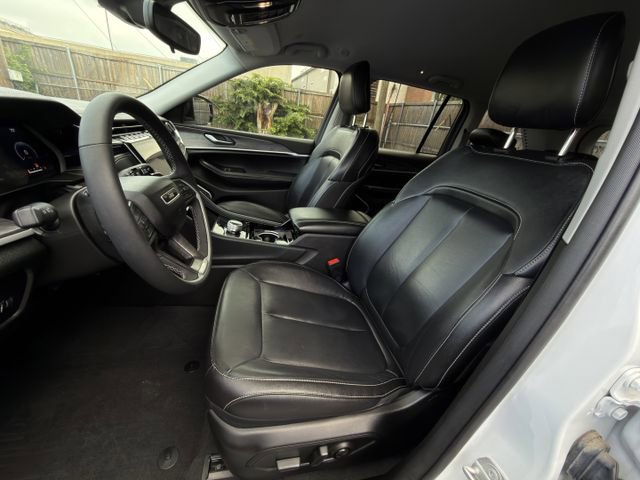 Used 2023 Jeep Grand Cherokee Limited w/ Black Appearance Package RWD image 26