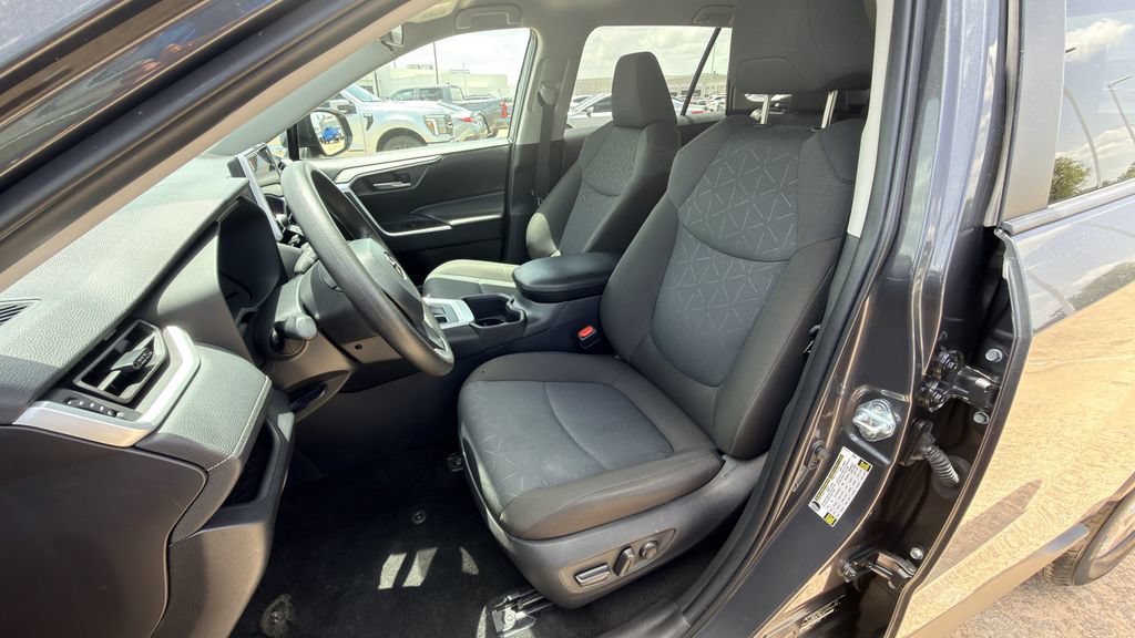Used 2025 Toyota RAV4 XLE FWD image 25