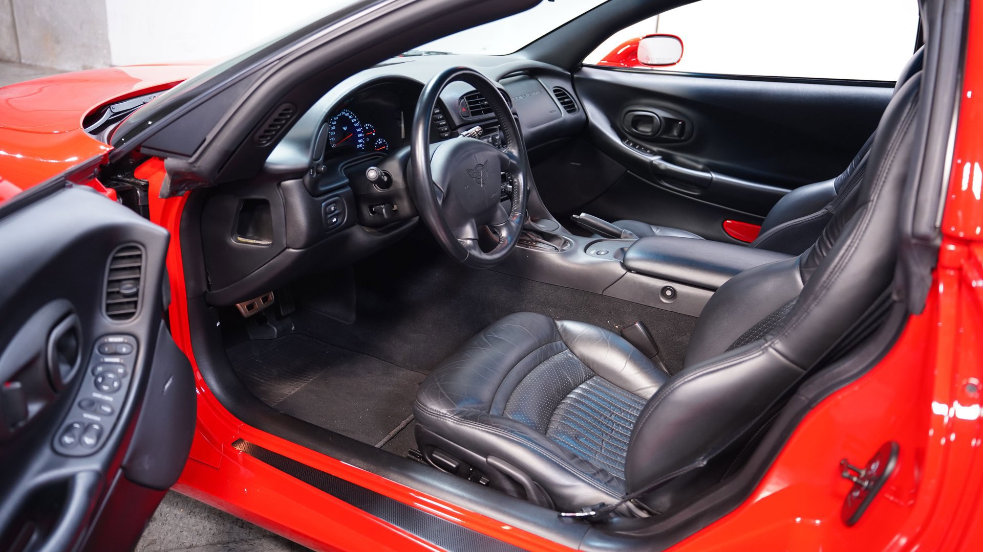 Used 2000 Chevrolet Corvette Coupe w/ Memory Pkg image 4