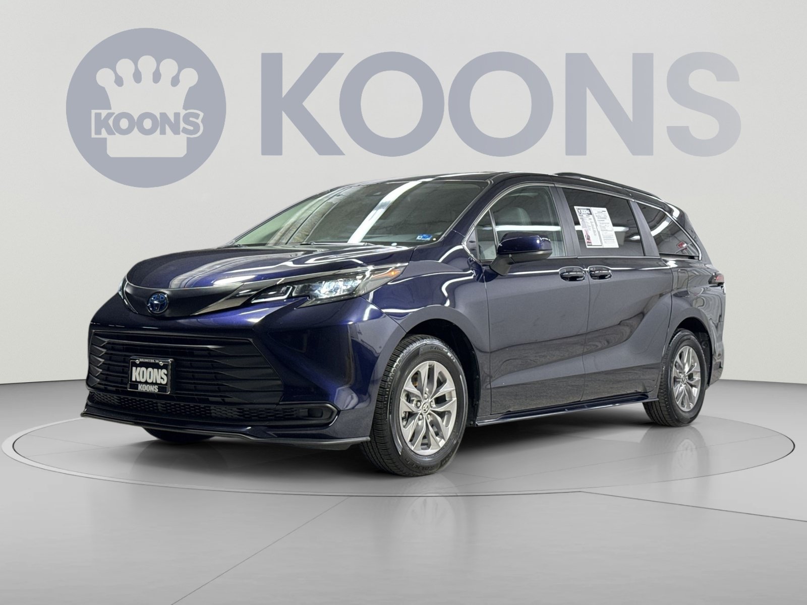 Used 2025 Toyota Sienna LE AWD/4WD image 1