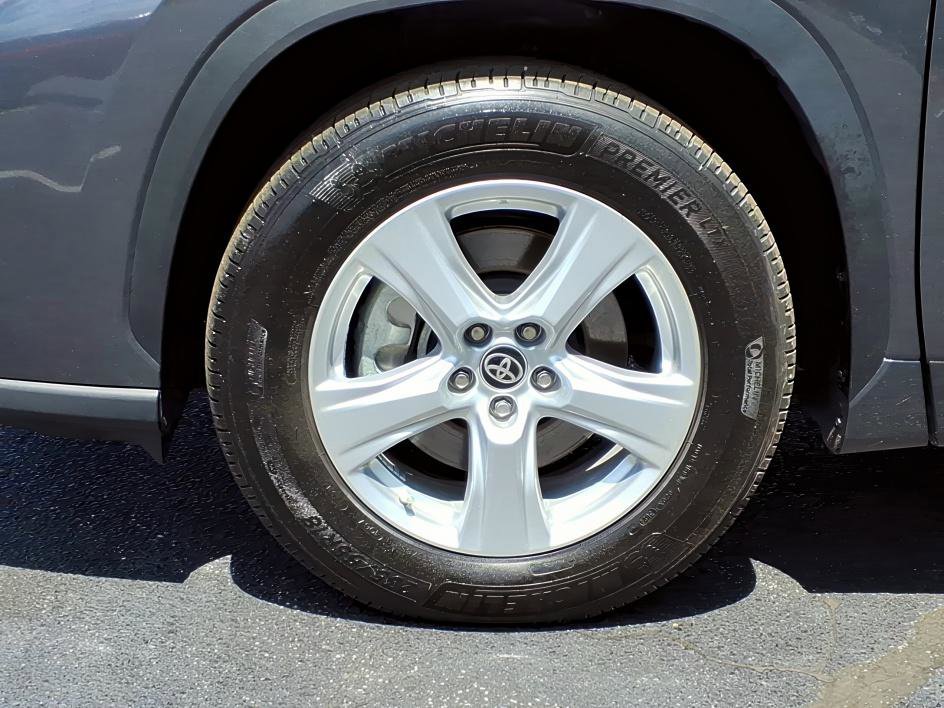 Certified 2025 Toyota Highlander LE FWD image 9