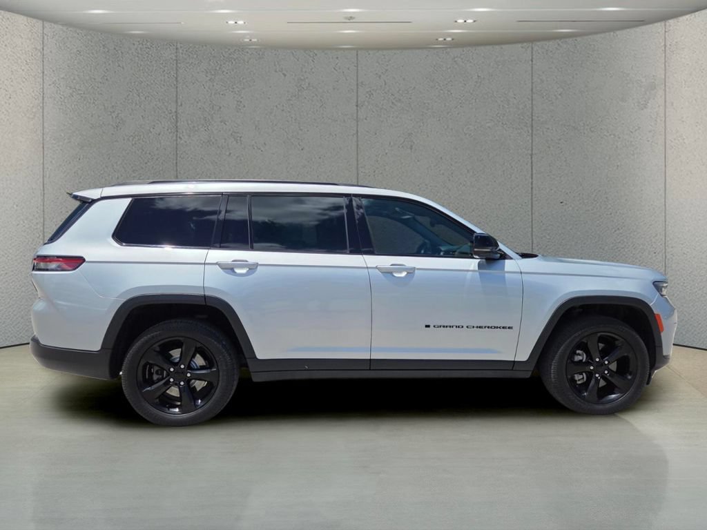 Used 2021 Jeep Grand Cherokee L Laredo AWD/4WD image 2