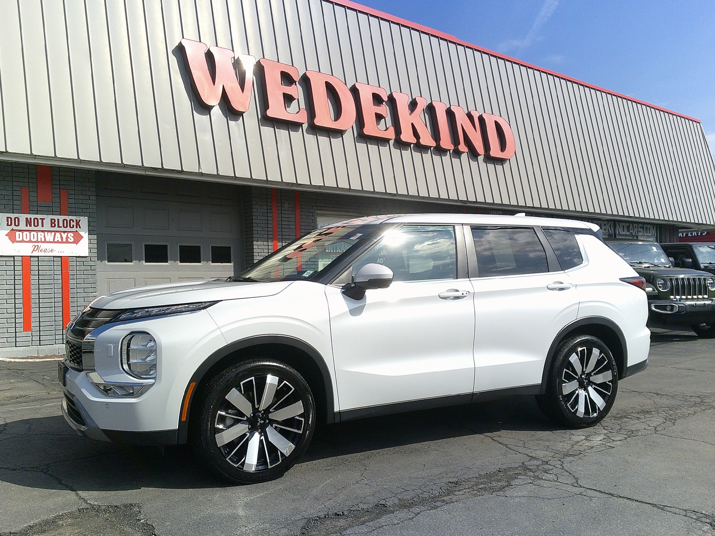 Used 2025 Mitsubishi Outlander SE image 1