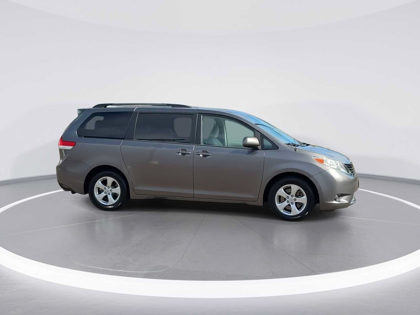 Used 2014 Toyota Sienna LE FWD image 9