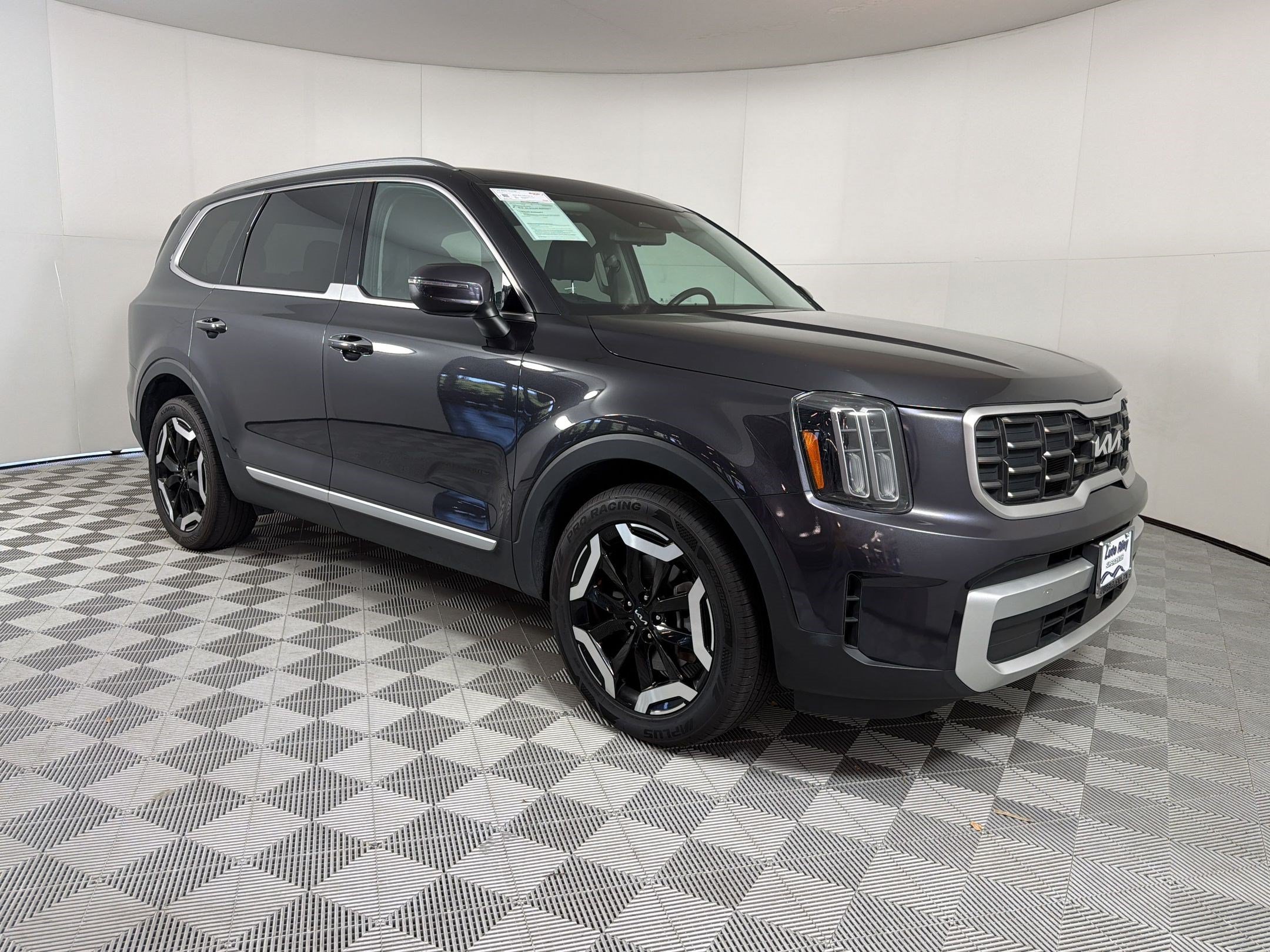 Used 2025 Kia Telluride S FWD image 7