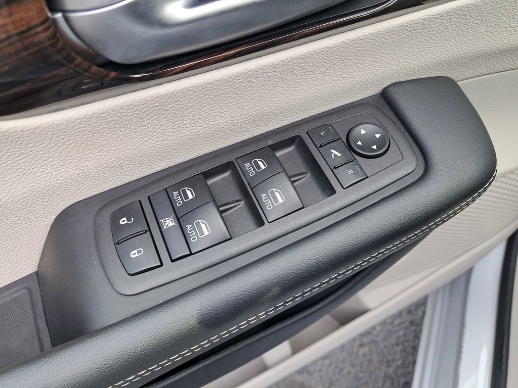 Used 2024 Chrysler Pacifica Limited FWD image 31