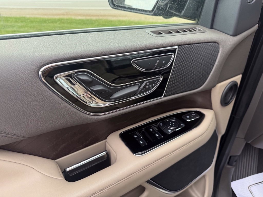 Used 2023 Lincoln Navigator Reserve AWD/4WD image 25