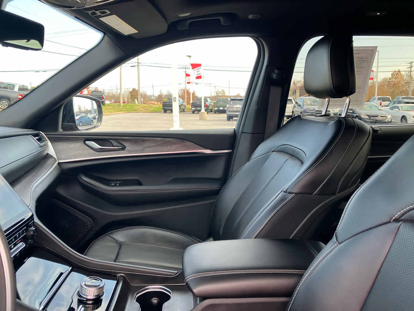 Used 2025 Jeep Grand Cherokee L Limited w/ Luxury Tech Group II image 10