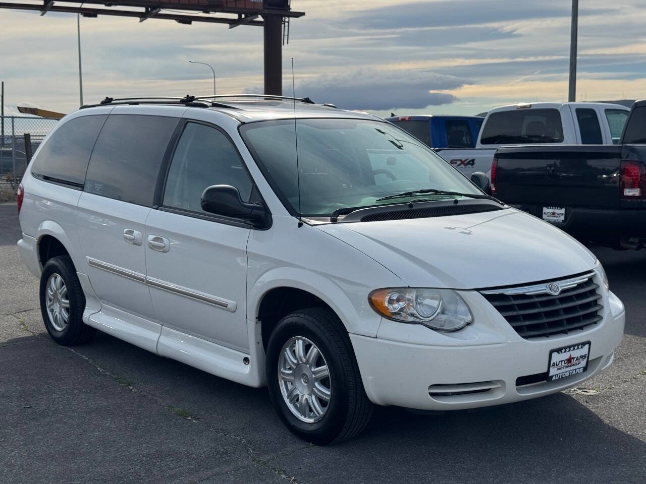Used 2005 Chrysler Town & Country Touring w/ Leather Interior Group image 2
