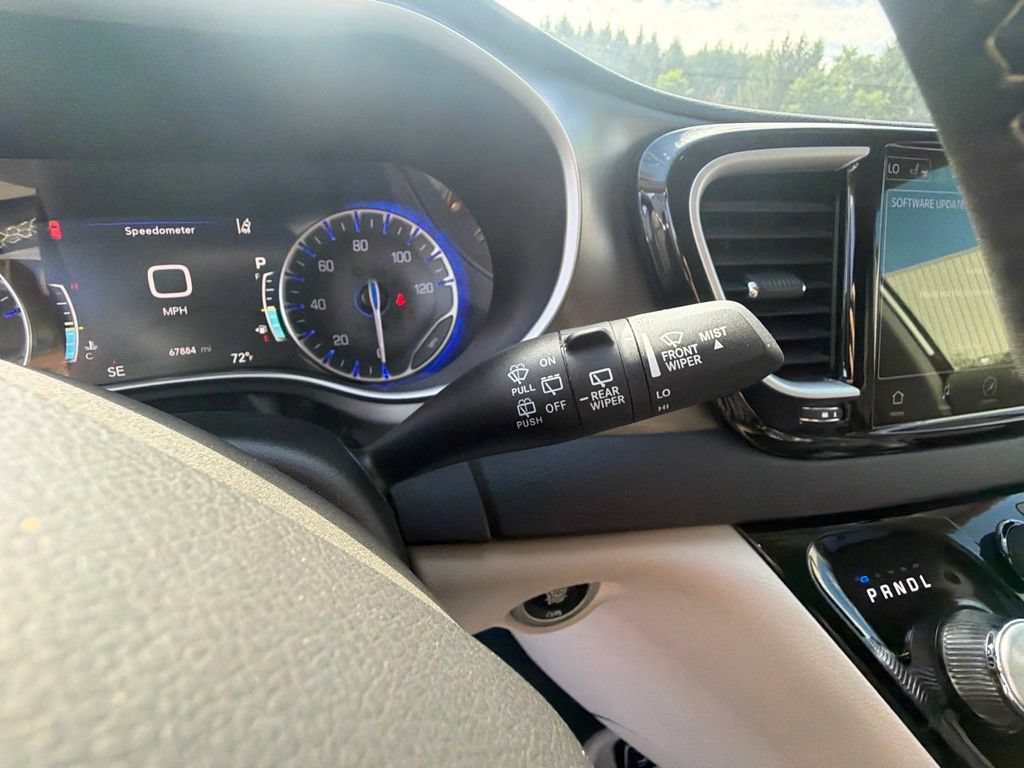Used 2024 Chrysler Pacifica Touring-L FWD image 28