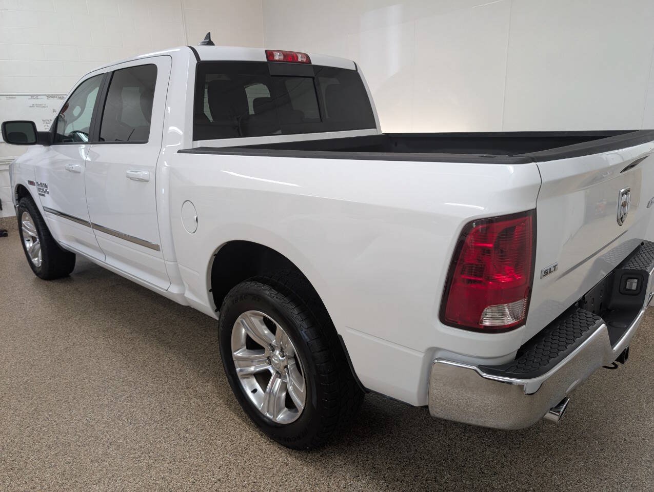 Used 2019 RAM 1500 Classic SLT w/ SLT Plus D←cor Group AWD/4WD image 3