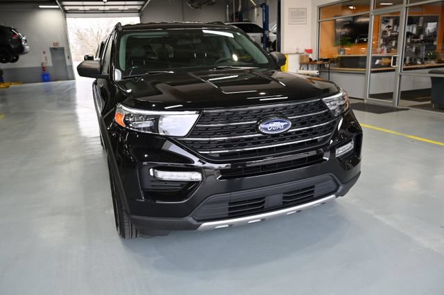 Used 2022 Ford Explorer XLT w/ Equipment Group 202A AWD/4WD image 3