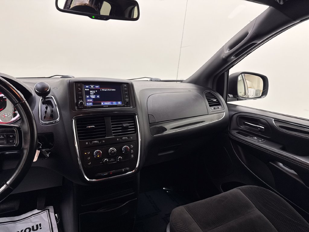 Used 2018 Dodge Grand Caravan SE FWD image 16