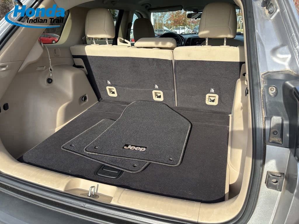 Used 2019 Jeep Cherokee Latitude w/ Popular Appearance Group image 19