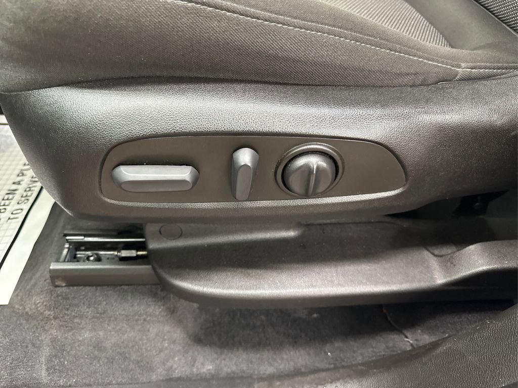 Used 2023 Chevrolet Traverse LT image 39