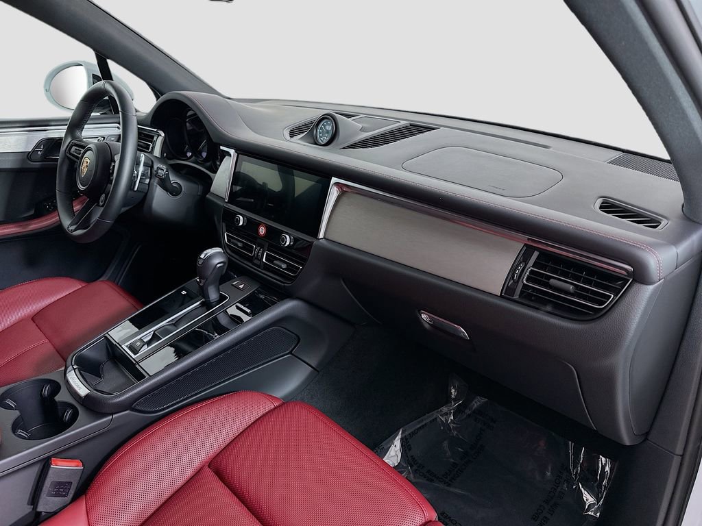Certified 2025 Porsche Macan AWD/4WD image 31