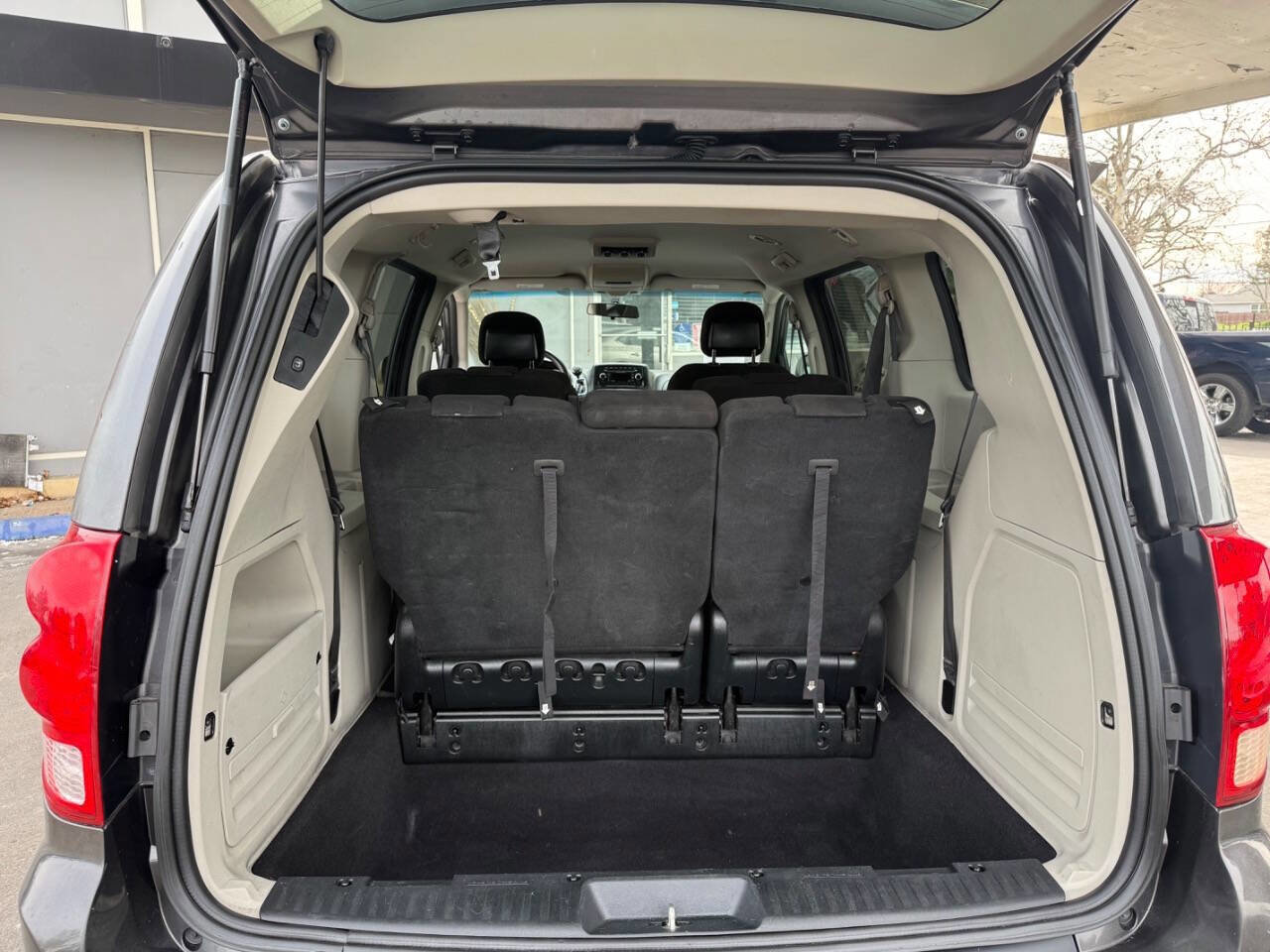 Used 2016 Dodge Grand Caravan SXT image 7