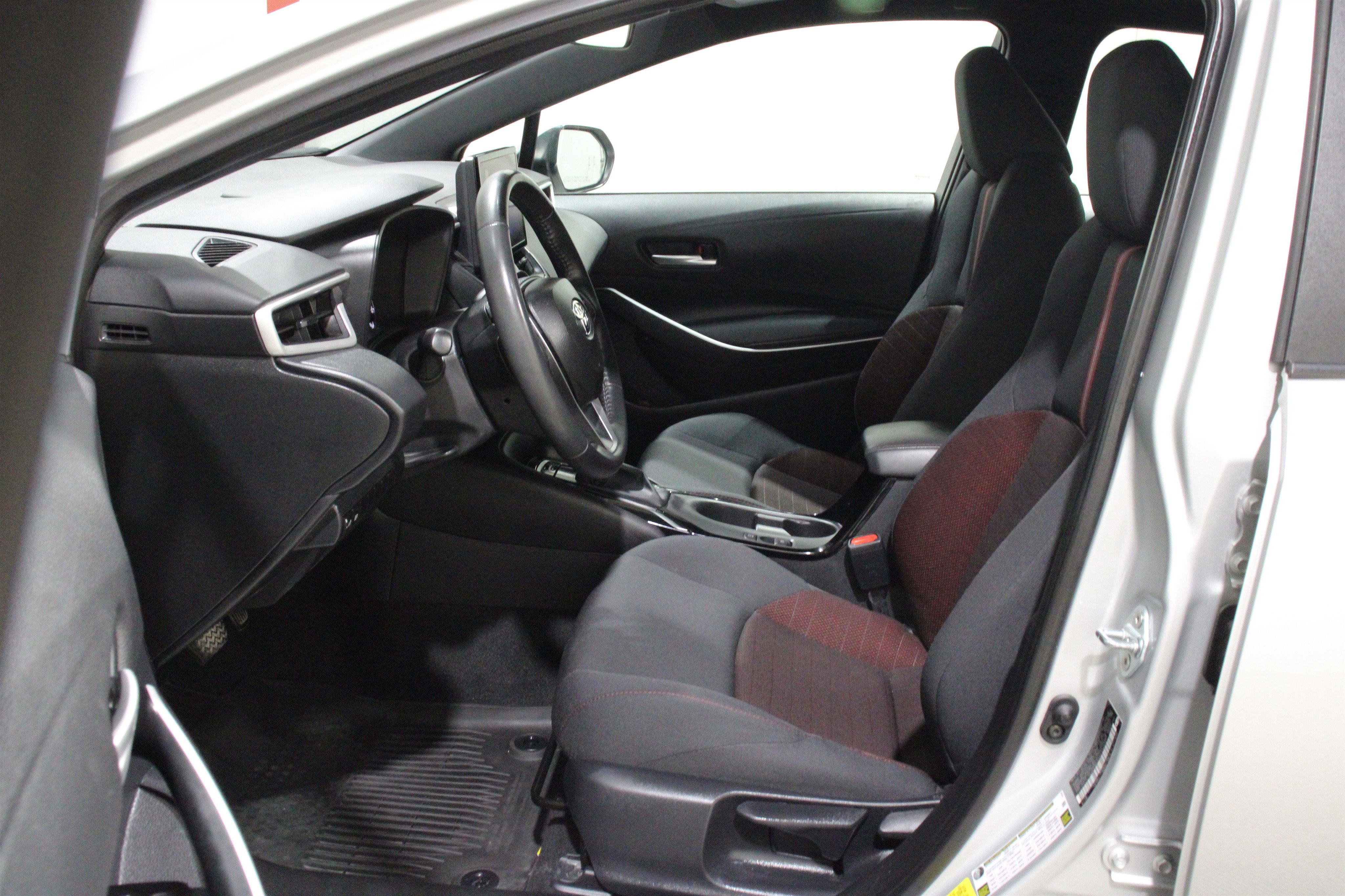 Used 2025 Toyota Corolla SE image 3