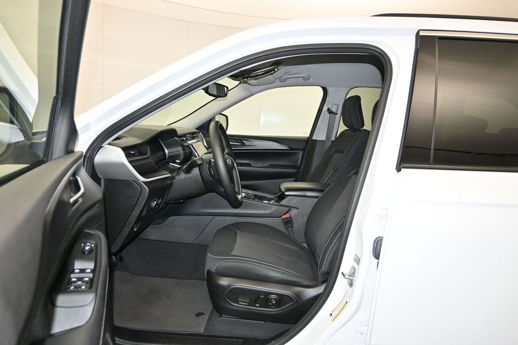 Used 2023 Jeep Grand Cherokee Laredo RWD image 19