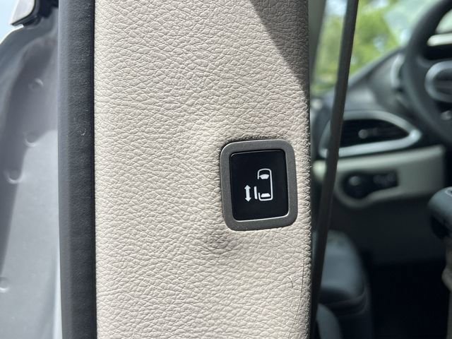 Used 2024 Chrysler Pacifica Touring-L image 32