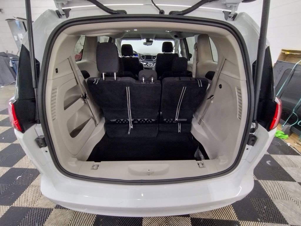 Used 2023 Chrysler Voyager LX image 17