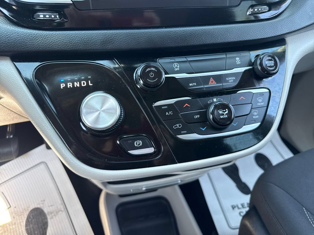 Used 2023 Chrysler Voyager LX FWD image 35
