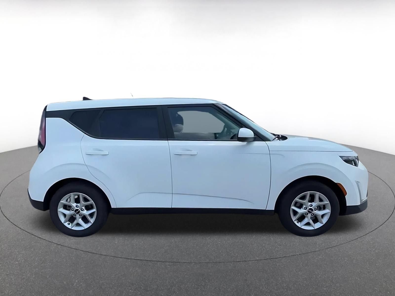 Used 2025 Kia Soul LX w/ LX Technology Package FWD image 16