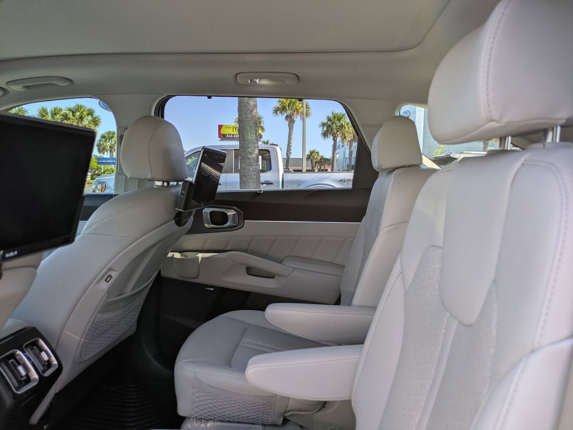 Used 2023 Kia Sorento SX Prestige image 18