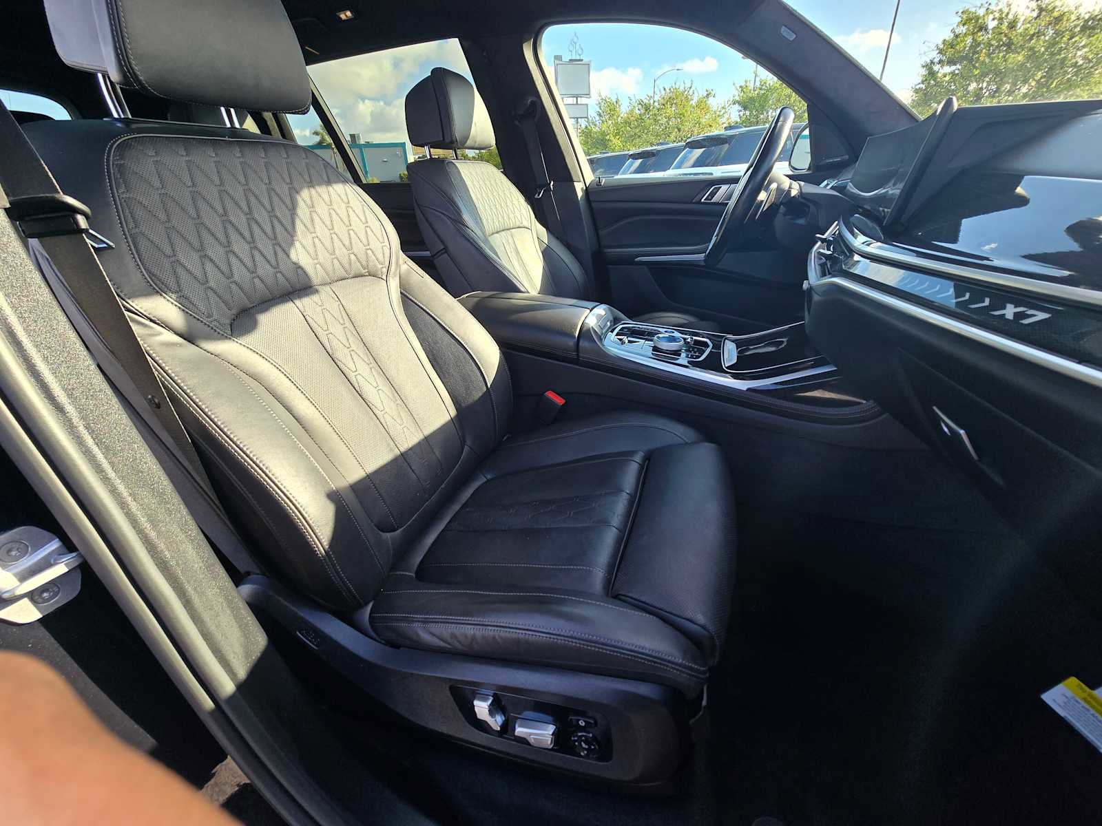 Used 2023 BMW X7 xDrive40i w/ M Sport Package image 11