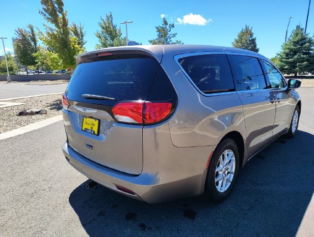 Used 2017 Chrysler Pacifica LX FWD image 3