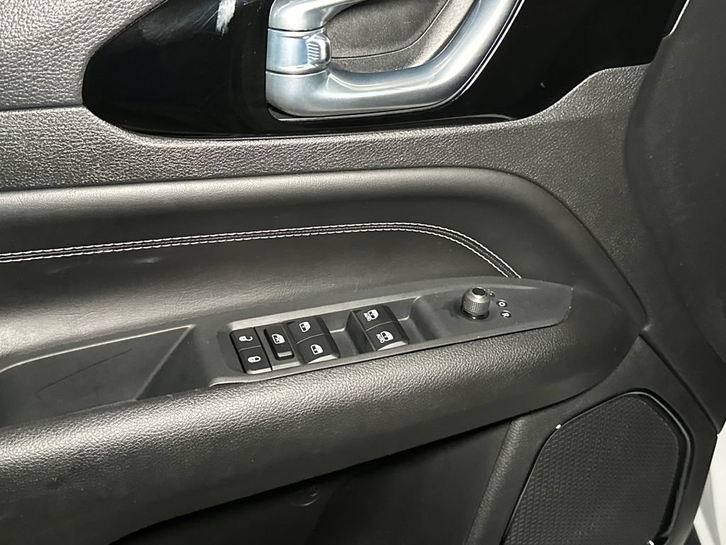 Used 2023 Jeep Compass Latitude AWD/4WD image 15
