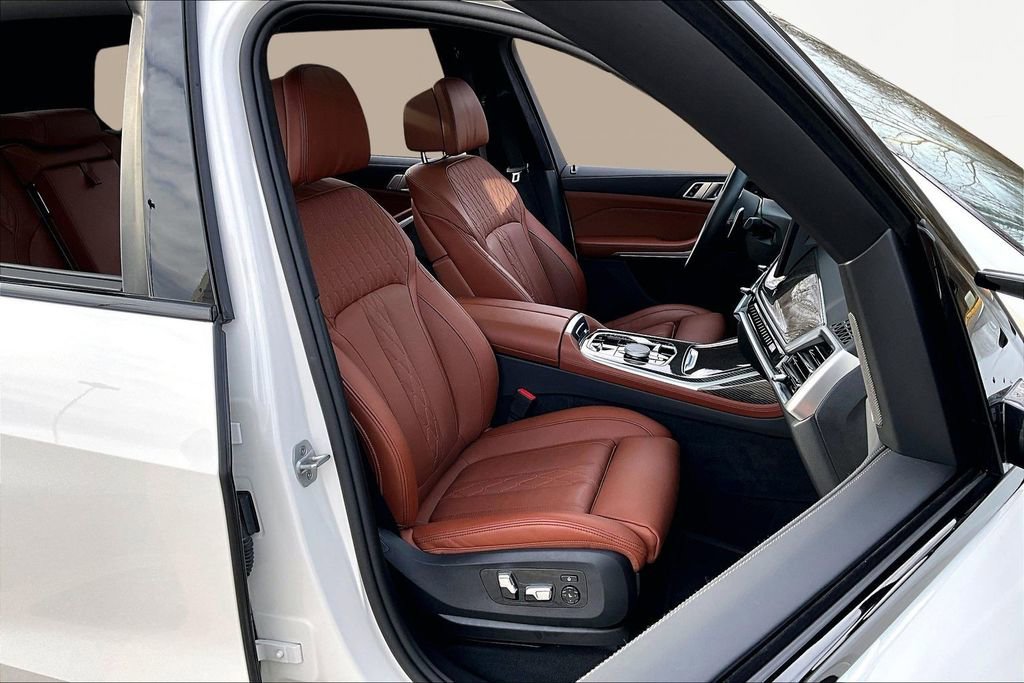 Used 2025 BMW X7 M60i w/ Climate Comfort Package image 7