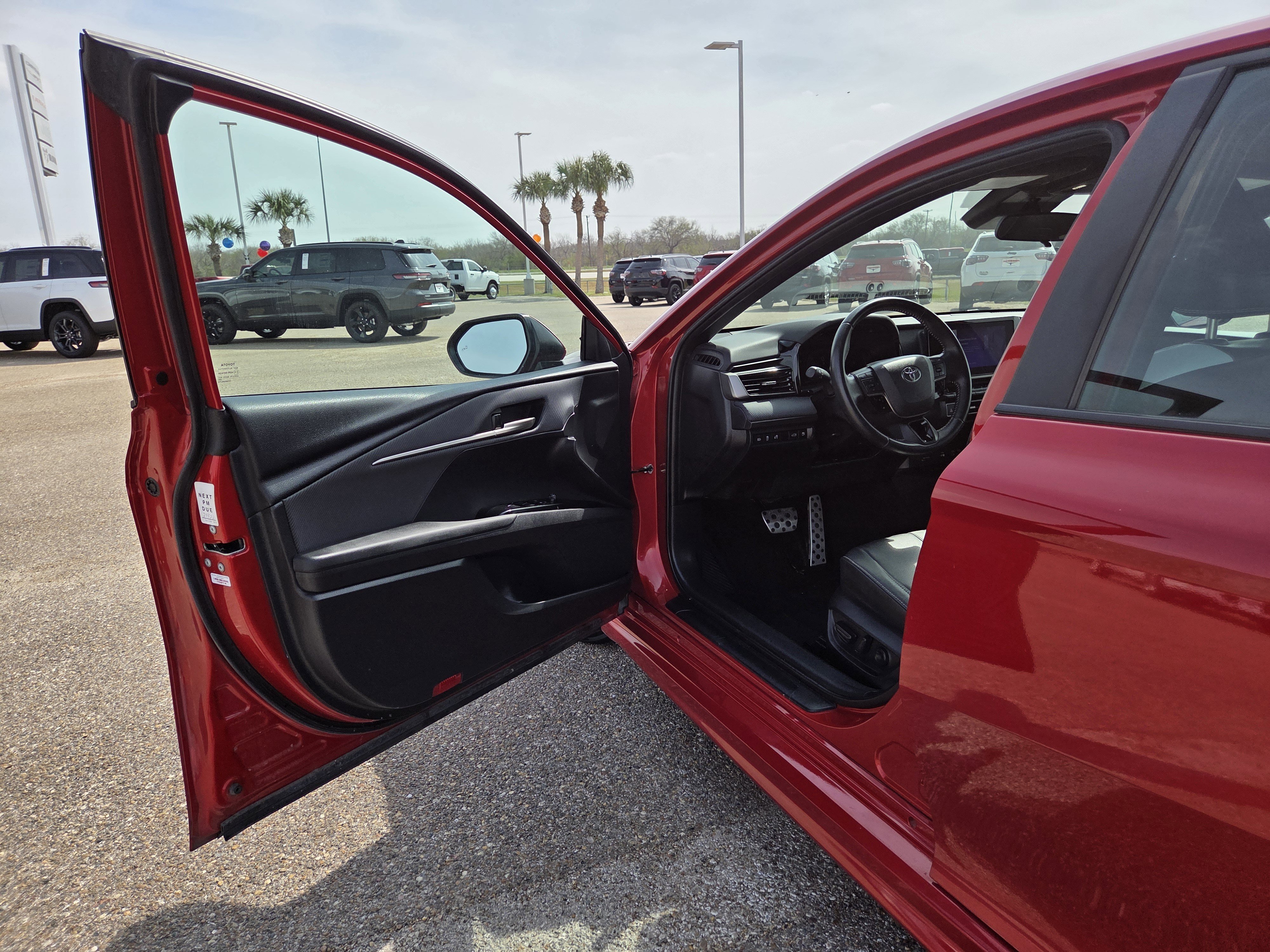 Used 2025 Toyota Camry SE image 11