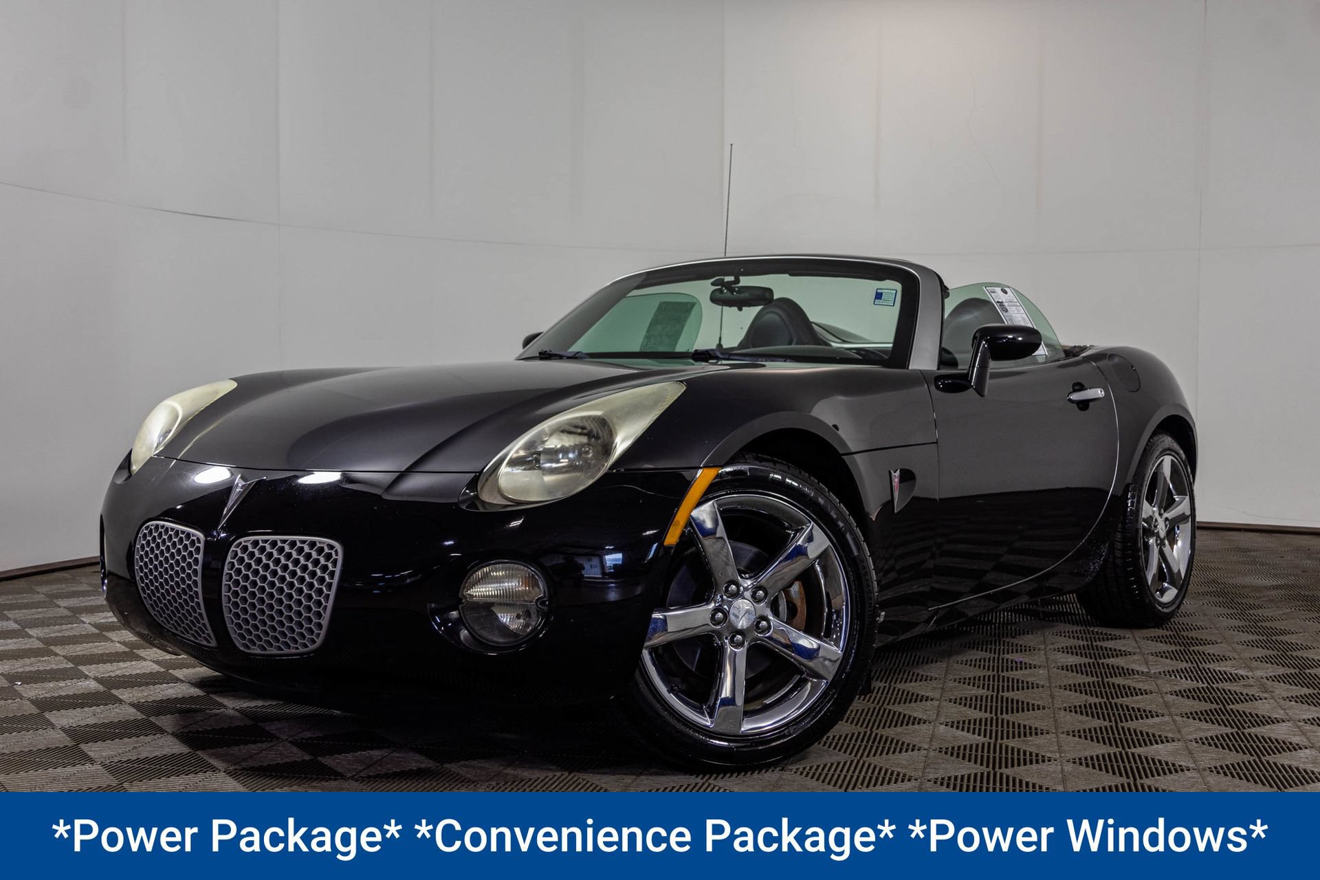 Used 2006 Pontiac Solstice Convertible w/ Premium Package RWD image 4
