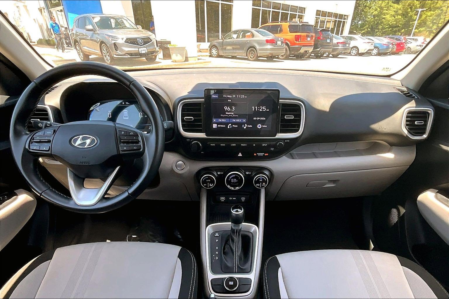Used 2024 Hyundai Venue SEL FWD image 15