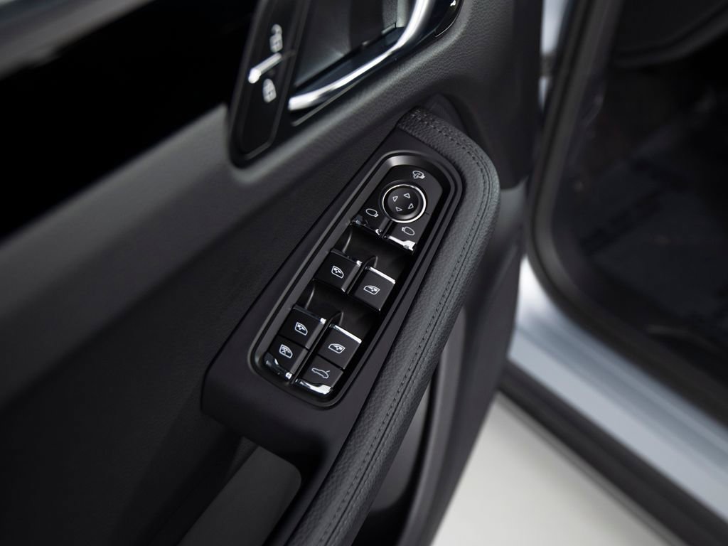 Certified 2025 Porsche Macan image 21