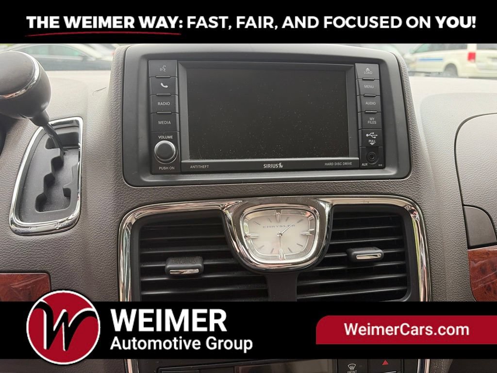 Used 2016 Chrysler Town & Country Touring-L FWD image 11