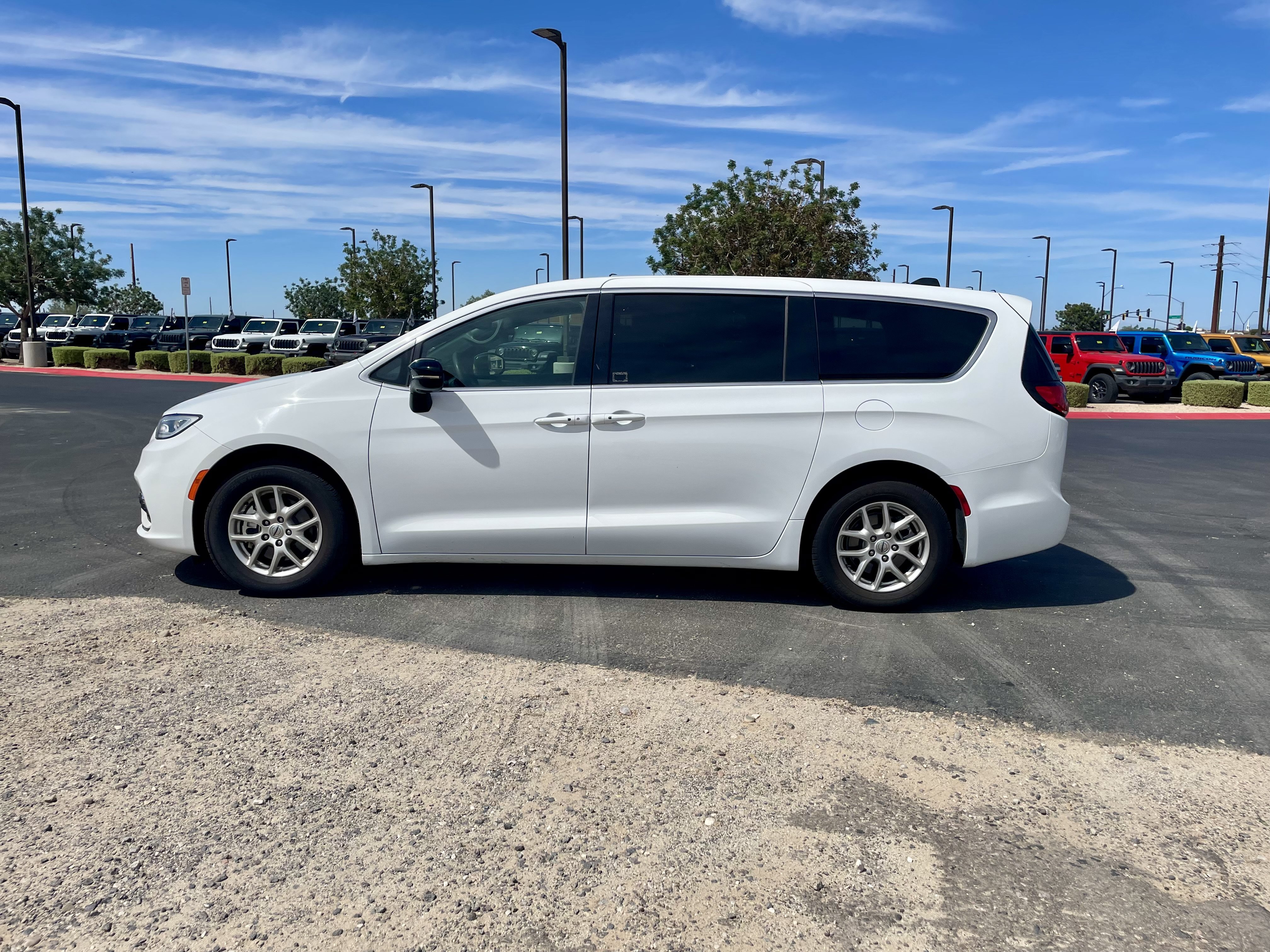 Used 2025 Chrysler Pacifica Select FWD image 2
