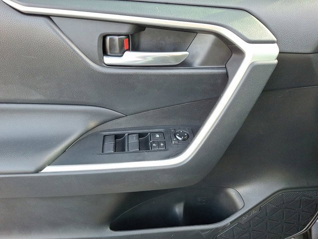 Used 2021 Toyota RAV4 XLE w/ Carpet Mat Package (TMS) image 17