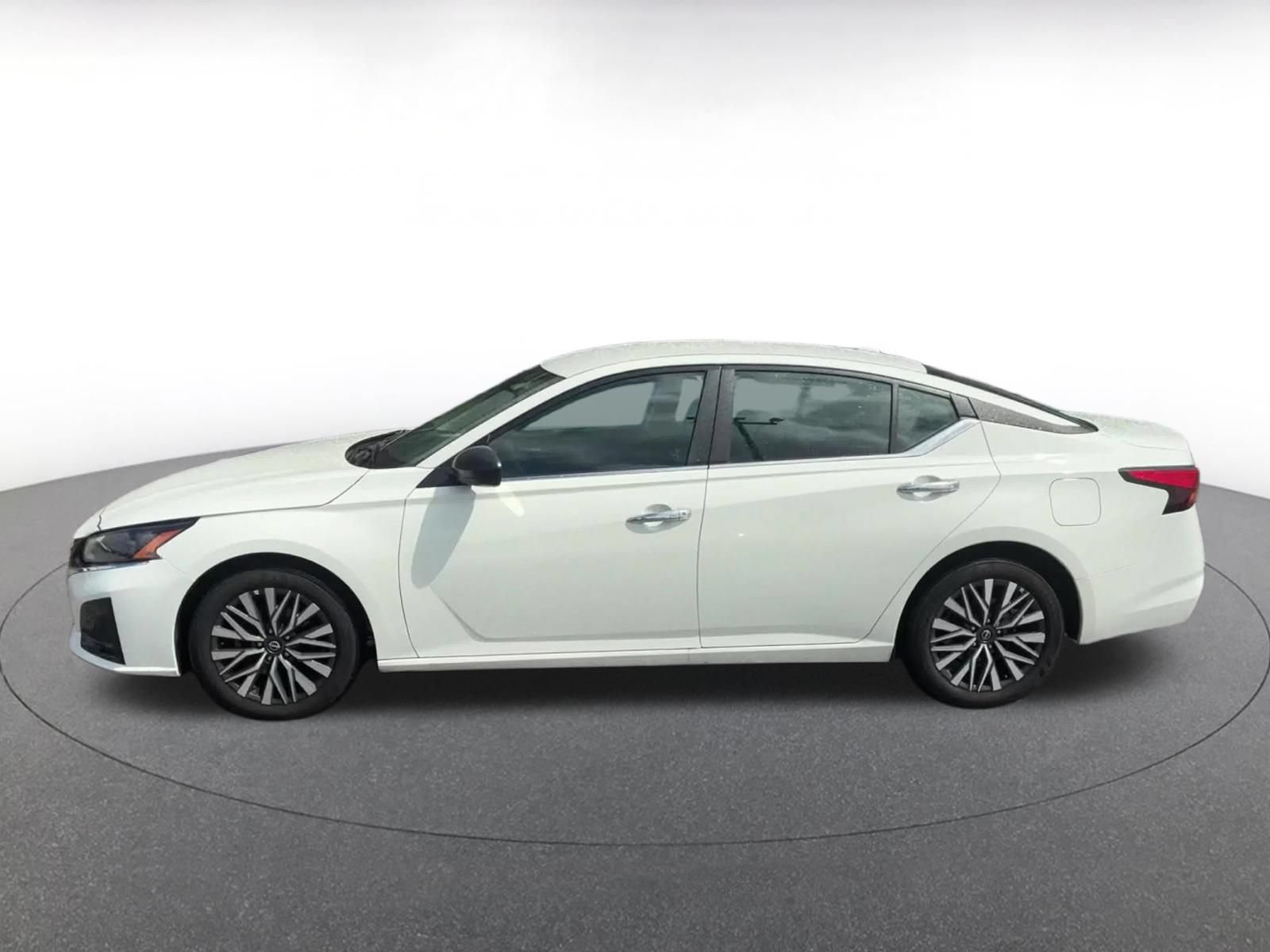 Used 2025 Nissan Altima 2.5 SV FWD image 7
