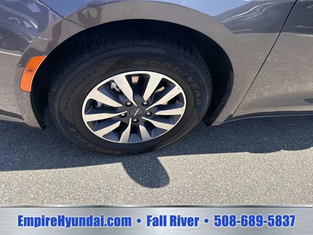 Used 2023 Chrysler Pacifica Touring-L FWD image 13