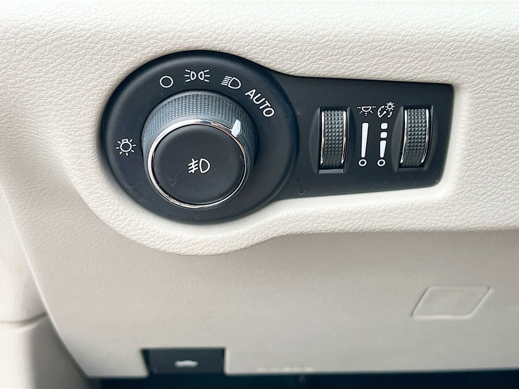 Used 2018 Chrysler Pacifica Touring Plus w/ Tire & Wheel Group FWD image 19