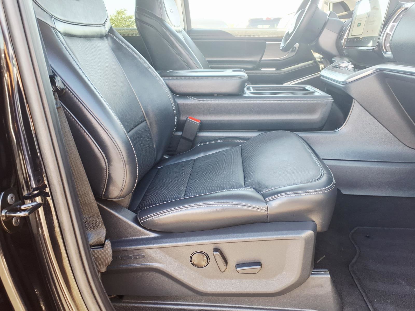 Certified 2025 Ford Expedition Active image 11