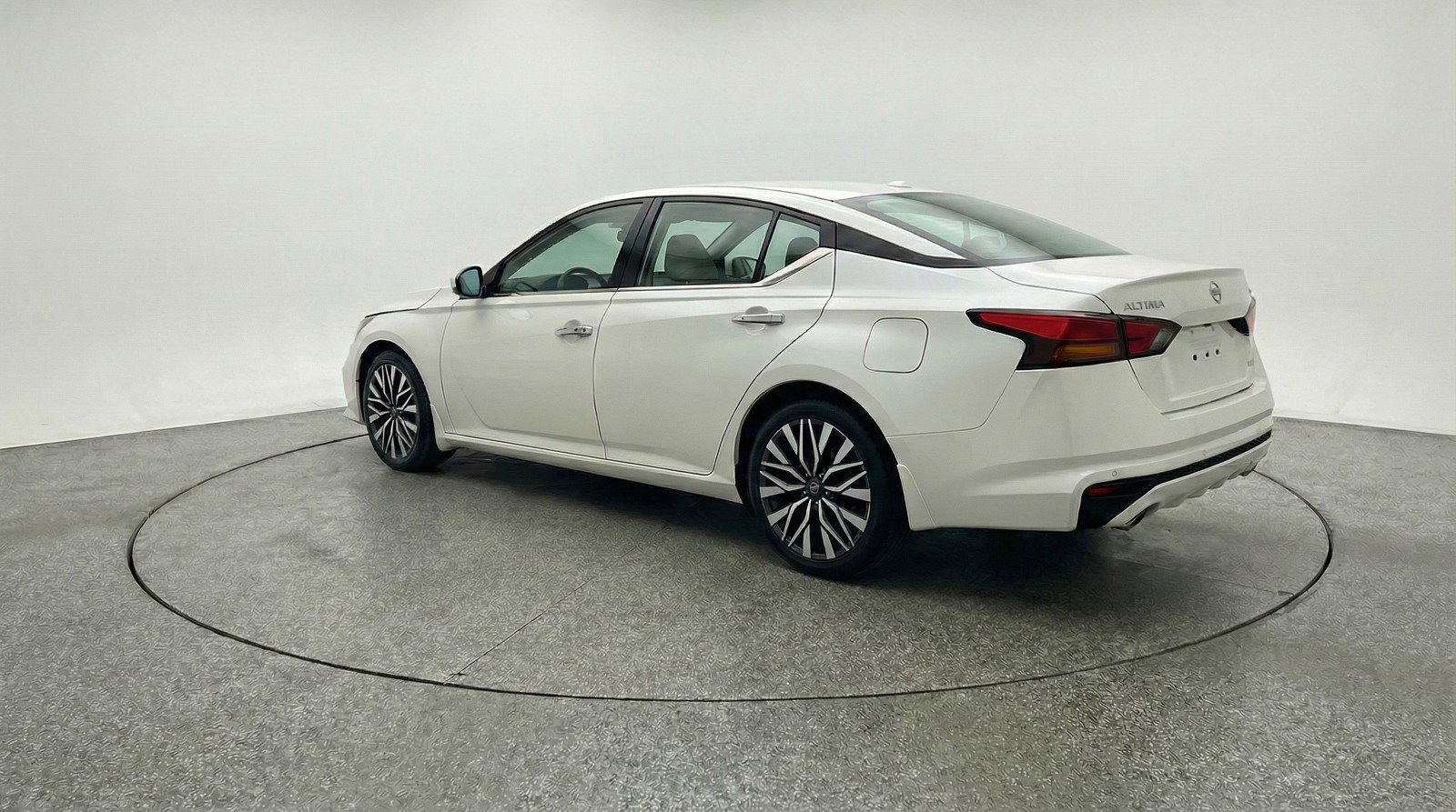 Used 2025 Nissan Altima 2.5 SV FWD image 6