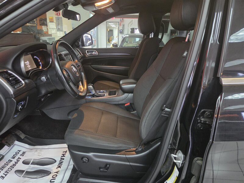 Used 2018 Jeep Grand Cherokee Laredo AWD/4WD image 15