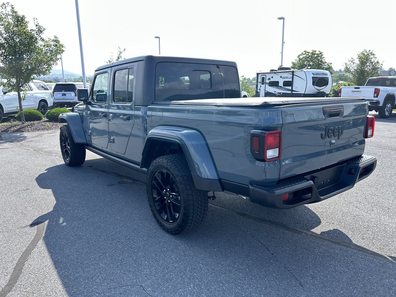 Used 2025 Jeep Gladiator Sport AWD/4WD image 5