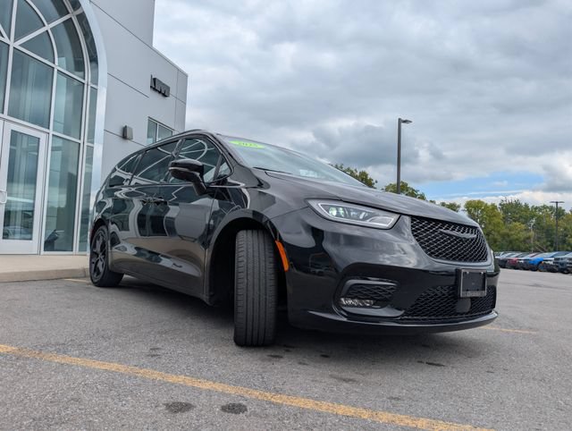 Used 2025 Chrysler Pacifica Limited FWD image 2