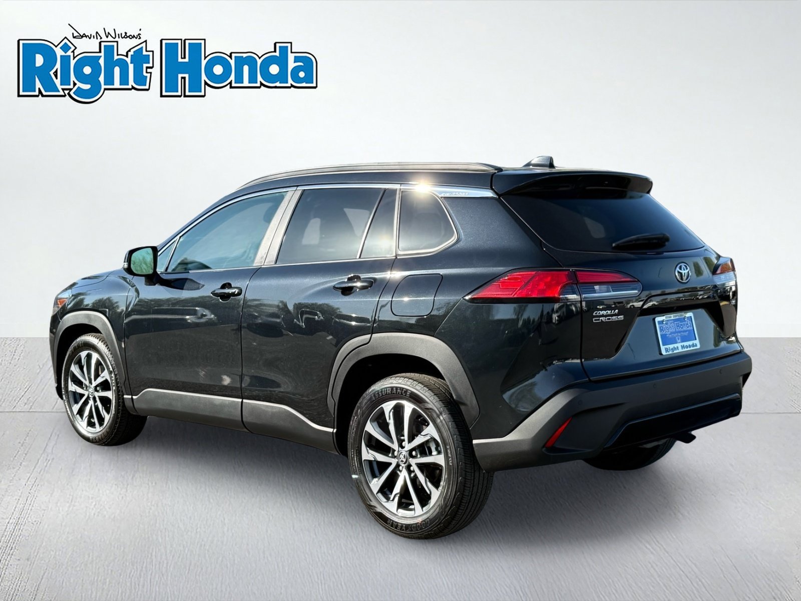 Used 2025 Toyota Corolla Cross XLE FWD image 4