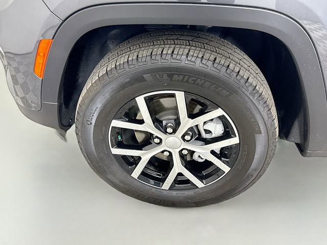Used 2025 Jeep Grand Cherokee Limited w/ Luxury Tech Group II image 32