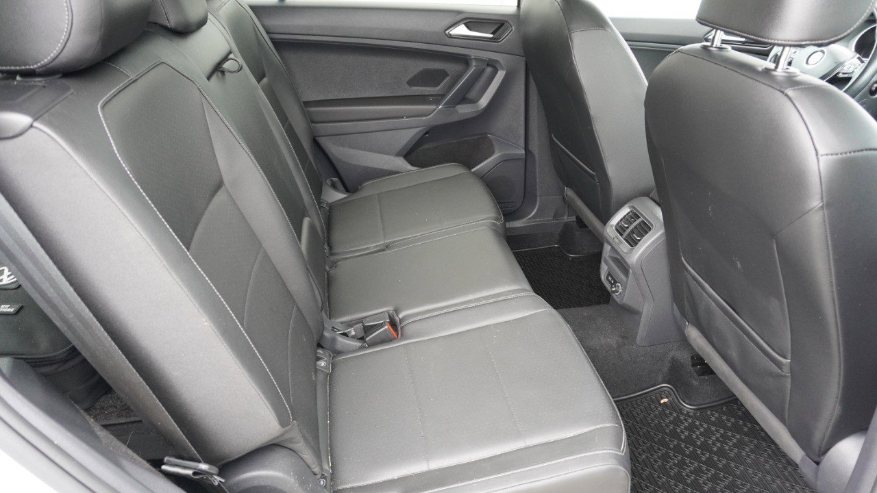 Used 2018 Volkswagen Tiguan SE w/ Panoramic Sunroof Package FWD image 11
